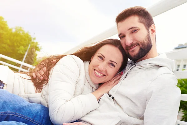 Casal sorridente no amor olhando para a câmera — Fotografia de Stock