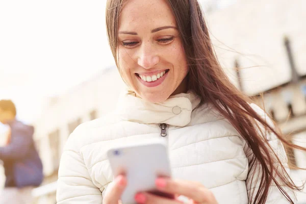 Kvinna med hjälp av smartphone — Stockfoto