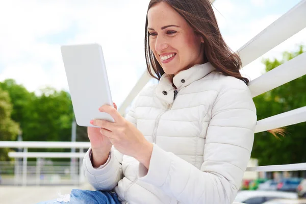 Vrouw met tabletpc — Stockfoto