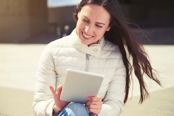 Kobieta z komputera typu tablet — Zdjęcie stockowe