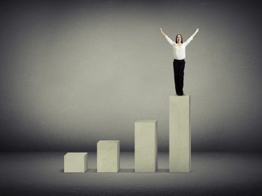 Diyagram üzerinde duran kadın