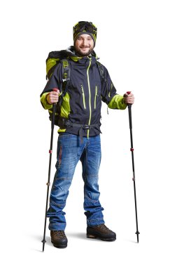 sırt çantası ile gülen uzun yürüyüşe çıkan kimse