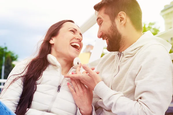 Pareja emocionada hablando — Foto de Stock