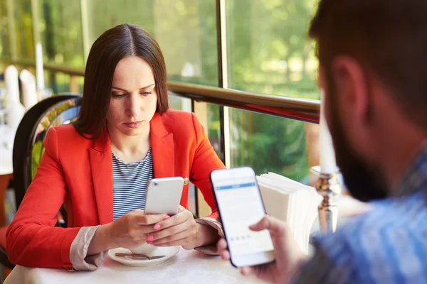 Smartphone-beroende — Stockfoto