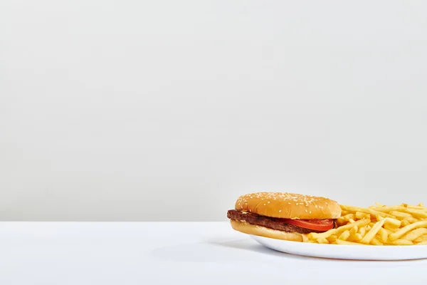 Hamburger met fry aardappelen — Stockfoto