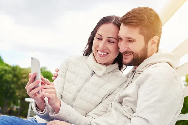 Paar schaut aufs Handy — Stockfoto