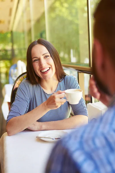 Coppia ad un appuntamento al caffè — Foto Stock