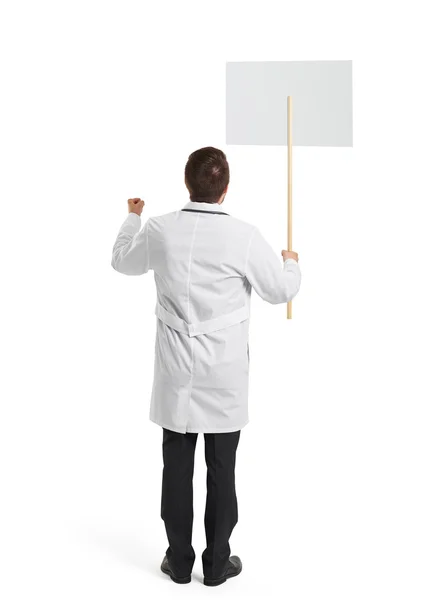 Médico com placard sobre branco — Fotografia de Stock