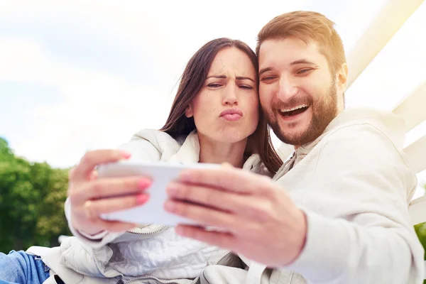 Divertente coppia prendere un selfie — Foto Stock