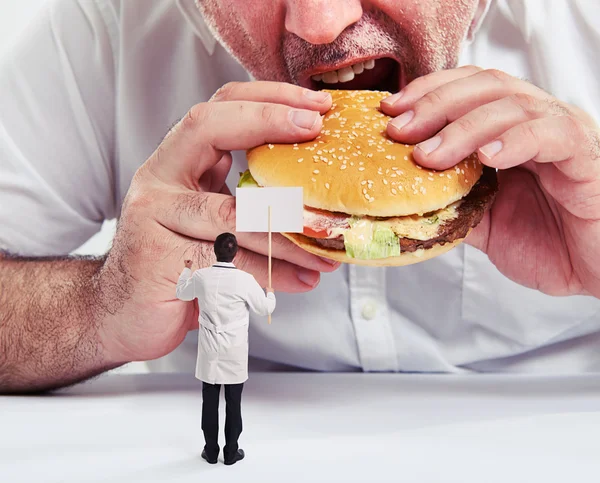 男子吃汉堡 — 图库照片