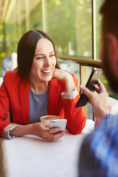 Mann zeigt sein Handy — Stockfoto