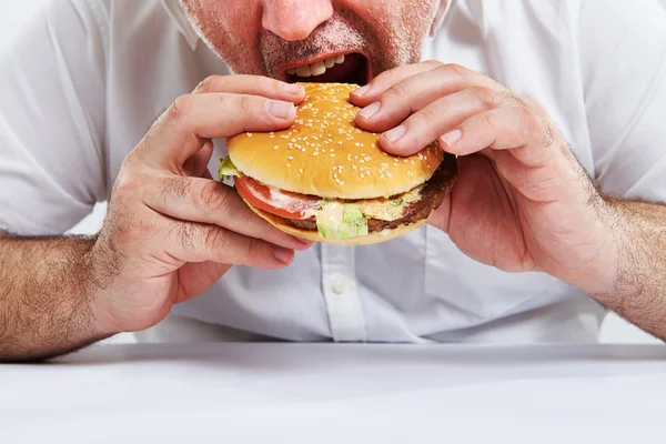 Hombre comiendo hamburguesa —  Fotos de Stock