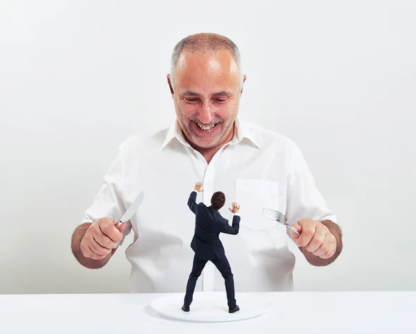 Sorridente sênior homem segurando garfo — Fotografia de Stock