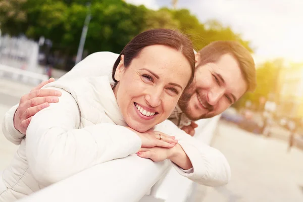 De jonge paar smiley in liefde — Stockfoto