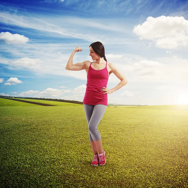 Vrouw toont haar biceps — Stockfoto