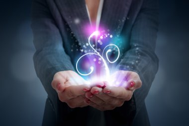 kadının palm içinde parlak çiçek
