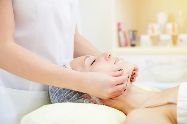 Läkare gör ansiktsmassage — Stockfoto