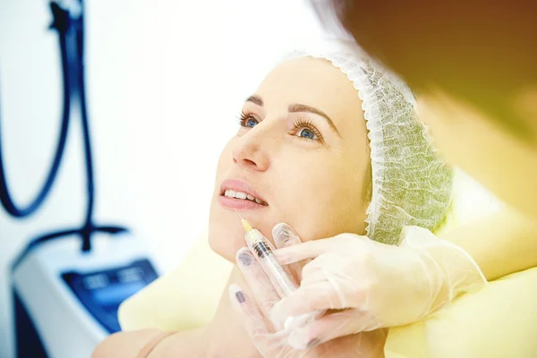 Doctor haciendo la inyección — Foto de Stock