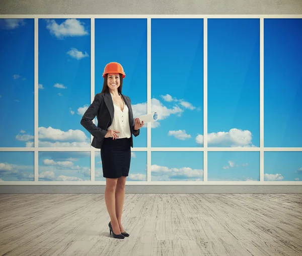 Mujer arquitecta en habitación con grandes ventanales — Foto de Stock