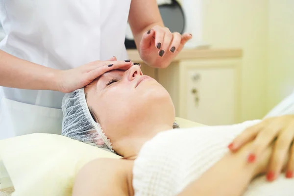 Жінка отримує масаж обличчя — стокове фото