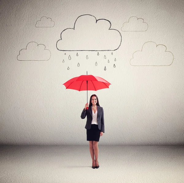 Frau in offizieller Kleidung mit rotem Regenschirm — Stockfoto