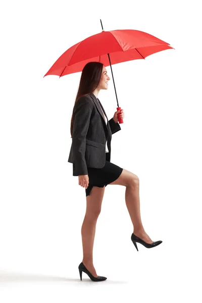 Femme d'affaires sous parapluie rouge — Photo
