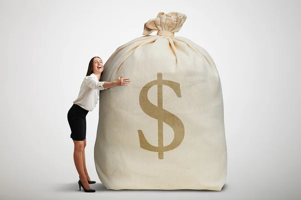 Frau umarmt Big Bag — Stockfoto