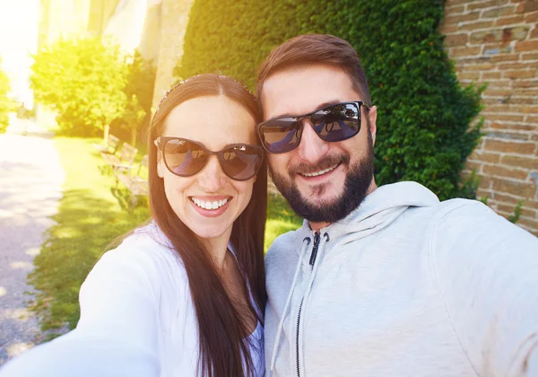 Casal em óculos de sol tomando selfie — Fotografia de Stock