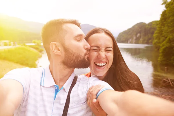 Pasangan Bahagia mengambil selfie — Stok Foto