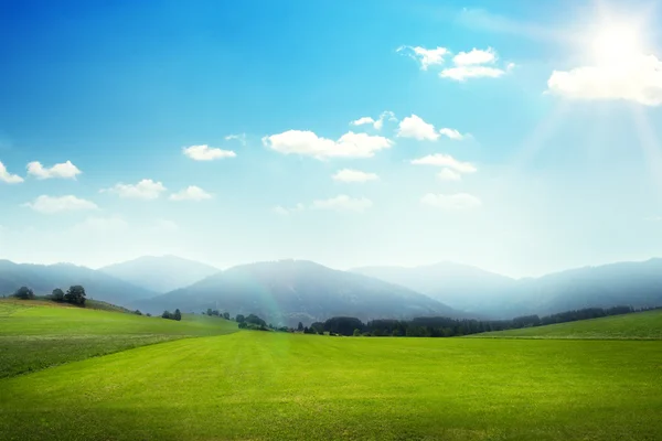 Landschaft aus grünen Wiesen mit Hügeln — Stockfoto