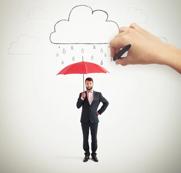 Mann in offizieller Kleidung hält Regenschirm in der Hand — Stockfoto