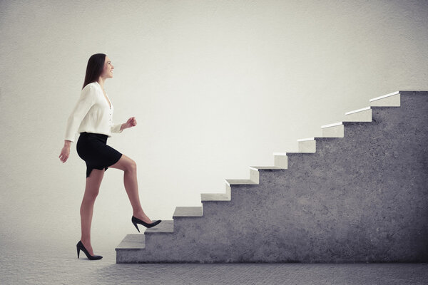 Улыбающаяся деловая женщина в официальной одежде
