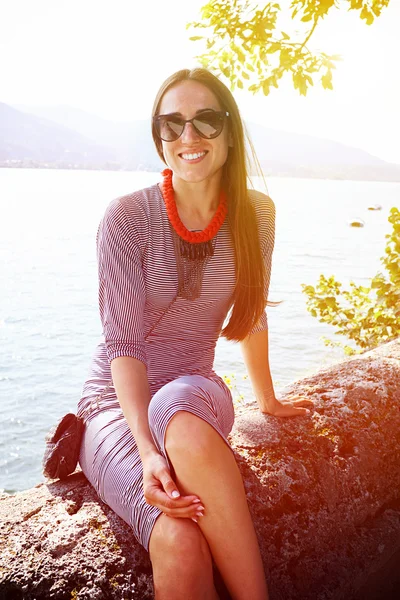 Woman sitting against beautiful landscape — Stock Photo, Image