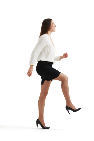 Mulher em desgaste formal fazendo um passo — Fotografia de Stock