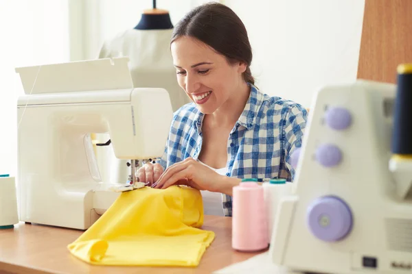 Femme travaillant sur la machine à coudre — Photo