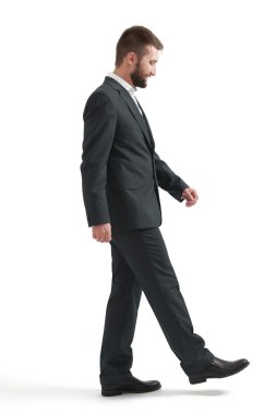 bir adım yapan erkek