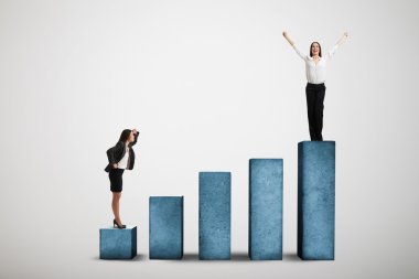 Diyagram üzerinde iki kadın