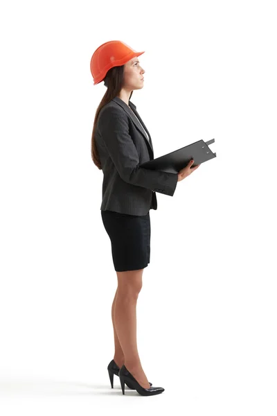 Серьезная деловая женщина в оранжевой каске — стоковое фото