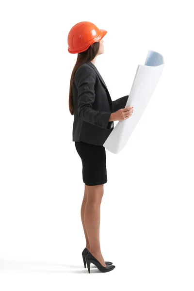 Mujer de negocios en hardhat celebración de plano — Foto de Stock