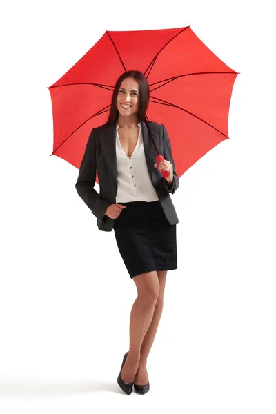 Femme souriante sous parapluie rouge — Photo