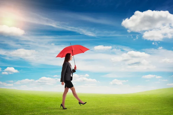 Frau mit rotem Regenschirm zu Fuß — Stockfoto