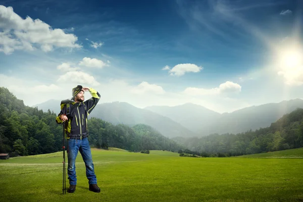 Excursionista mirando la hermosa naturaleza — Foto de Stock