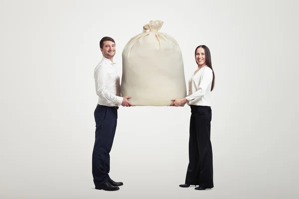 Casal segurando saco grande — Fotografia de Stock