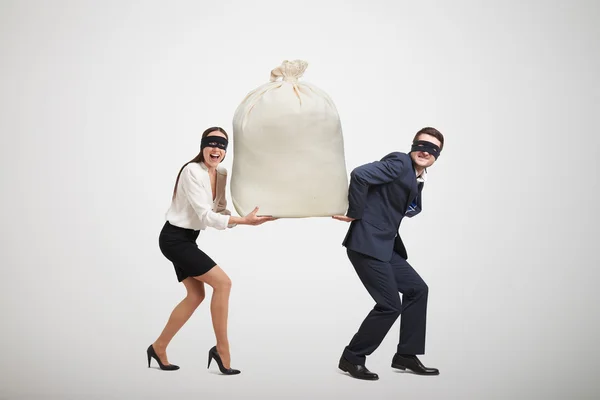 Homem e mulher segurando saco grande — Fotografia de Stock