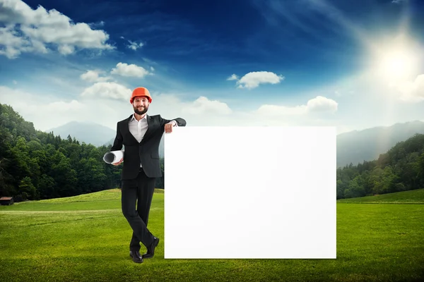 Builder with big empty white banner — Stock Photo, Image