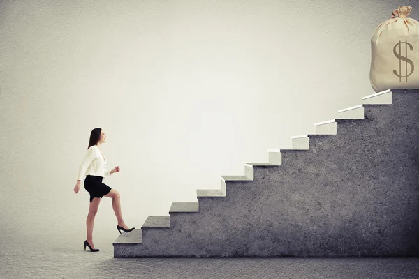 Geschäftsfrau steigt Treppe hinauf — Stockfoto