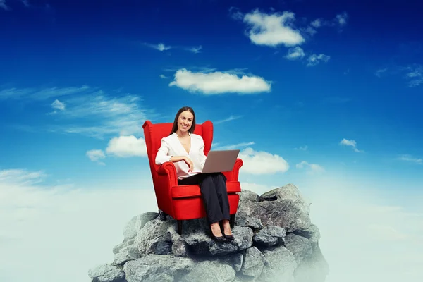 Mujer de negocios con portátil — Foto de Stock