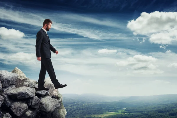 Man walking on the brink of a precipice — Stock Photo, Image