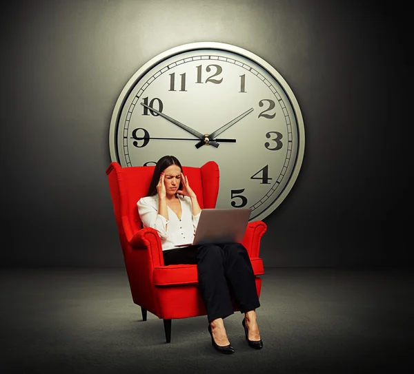 Mujer cansada con ordenador portátil — Foto de Stock