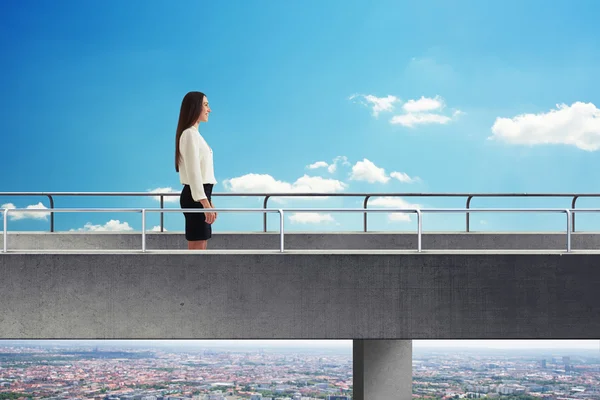 Femme d'affaires debout sur le pont en béton — Photo